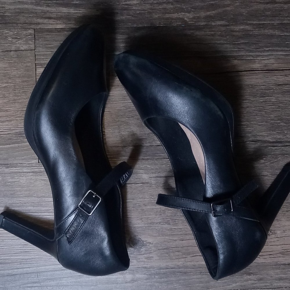 Clarks Mary Jane Heel Size 9